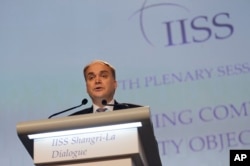 아나톨리 안토노프 러시아 국방차관이 5일 싱가포르에서 열린 아시아 안보회의, '샹그릴라' 대화에서 주제연설을 하고 있다.