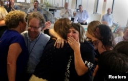 미국 사우스플로리다 선센티널 직원들이 15일 퓰리처상 수상 소식에 기뻐하고 있다.