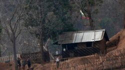 រូបឯកសារ៖ ក្នុងរូបដែលថត​នៅថ្ងៃទី៣០ ខែមីនា ឆ្នាំ២០២១នេះ បង្ហាញពី​ទាហាន​មីយ៉ាន់ម៉ា ឈរ​នៅ​ជំរំ​កងទ័ព​តូច​មួយ​តាម​បណ្តោយ​ច្រាំងទន្លេក្បែរ​ព្រំដែន​មីយ៉ាន់ម៉ា​និង​ថៃ។