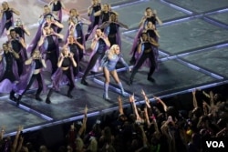 Lady Gaga during the Super Bowl halftime show in Houston, Texas, Feb. 5, 2017. (Photo: B. Allen / VOA)