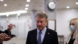 Reporteri prate senatora Renda Pola iz Kentakija pred polaganje zakletve uoči suđenja o opozivu bivšeg predsednika Donalda Trampa, 26. januara 2021.