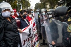 Ribuan petugas kesehatan melakukan aksi protes di Peru, mengecam kurangnya sumber daya untuk menghadapi virus COVID-19. (Foto oleh Ernesto BENAVIDES / AFP)