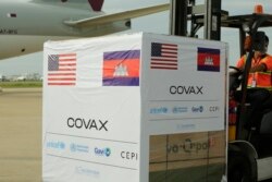 រូបឯកសារ៖ វ៉ាក់សាំងបង្ការជំងឺកូវីដ១៩ ប្រភេទ Johnson & Johnson ដែលជាជំនួយរបស់សហរដ្ឋអាមេរិក ក្រោមយន្តការកូវ៉ាក់(COVAX) បានមកដល់កម្ពុជា នៅថ្ងៃទី៣០ ខែកក្កដា ឆ្នាំ២០២១។ (ហ៊ាន សុជាតា/វីអូអេ)