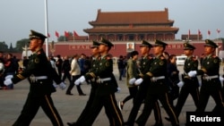 2016年，中共第十八届六中全会10月25日在北京召开第二天会议时，武警迈步通过天安门广场。(资料照片)