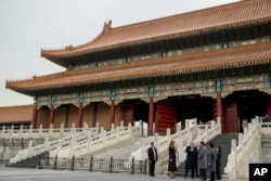 资料照片：美国总统唐纳德·特朗普和夫人梅拉尼亚·特朗普与中国国家主席习近平和夫人彭丽媛参观紫禁城皇宫。（2017年11月8日）。