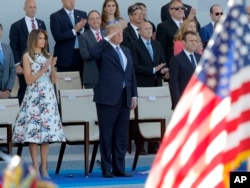 지난해 7월 프랑스를 방문한 도널드 트럼프 미국 대통령(가운데)과 부인 멜라니아 여사가 에마뉘엘 마크롱 프랑스 대통령과 함께 파리에서 열린 '바스티유의 날' 열병식을 참관했다.