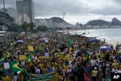 Supporters of Brazil's President Jair Bolsonaro rally in his support on Copacabana beach in Rio de Janeiro, Brazil, May 26, 2019.