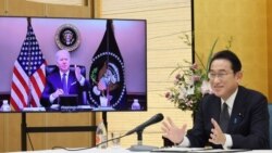 기시다 후미오 일본 총리(오른쪽)가 21일 총리 집무실에서 조 바이든 미국 대통령과 화상 정상회담을 했다. 사진: 일본 외무성.