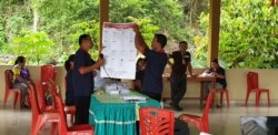 Petugas KPPS TPS 4 Desa Tagolu Kecamatan Lage, Kabupaten Poso, melaksanakan penghitungan suara dalam pemungutan Suara Ulang Pemilu 2019 (27/4). Foto: VOA/Yoanes Litha