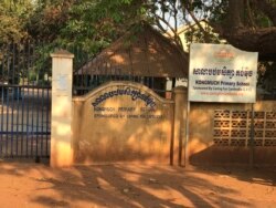 សាលាបឋមសិក្សា គង់ម៉ុច ក្នុងក្រុងសៀមរាប បិទទ្វារ តាំងពីថ្ងៃចន្ទទី៩ ខែមីនា ឆ្នាំ ២០២០។ (ហ៊ុល រស្មី/VOA)