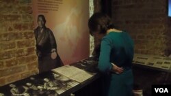 展览中的一名参观者（美国之音白桦拍摄）