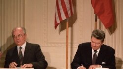 რონალდ რეიგანი და მიხეილ გორბაჩოვი ხელს აწერენ სეთანხმებას, თეთრი სახლი,1987 წლის 8 დეკემბერი