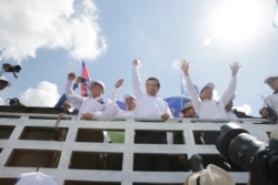 រូបឯកសារ៖ លោក កឹម សុខា មេដឹកនាំគណបក្សសង្រ្គោះជាតិ លើកដៃទៅកាន់អ្នកគាំទ្រក្នុងការដង្ហែក្បួនឃោសនាបោះឆ្នោតឃុំសង្កាត់ថ្ងៃចុងក្រោយ កាលពីព្រឹកថ្ងៃទី០២ ខែមិថុនា ឆ្នាំ២០១៧ ក្នុងរាជធានីភ្នំពេញ។ (ខាន់ សុគុំមនោ/វីអូអេ)