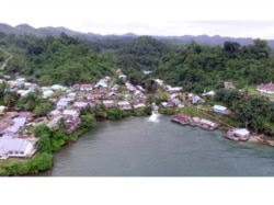 Lanskap desa Balayon di kecamatan Liang, Banggai Kepulauan, Sulawesi Tengah, Indonesia dengan latar hutan pegunungan di ekosistem karst. (Foto: Ichonk/ Perkumpulan Salanggar)