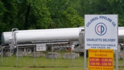 Botet qëndrojnë të parkuar në pritje për t'u mbushur tek kompania Colonial