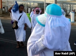 Seorang jemaah haji asal Indonesia di Masjid Namira di Arafat, Makkah, Arab Saudi, Jumat, 9 Agustus 2019. (Foto: Amr Nabil/AP)