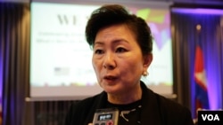 អ្នកស្រី​ ​អេង លីគង់​ ​ប្រធាន​សមាគម​សហគ្រិន​ស្រ្តី​កម្ពុជា​ និយាយ​ជាមួយ​VOAខ្មែរ​ក្នុងកម្មវិធី​គម្រោង​ «We Nex‍t» ឬ​ «ពួក​យើង​បន្ទាប់»​កាល​ពី​ថ្ងៃ​ទី១៤ ខែ​វិច្ឆិកា ឆ្នាំ​២០១៨។(ទុំ ម្លិះ/VOA)