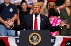 도널드 트럼프 대통령이 21일 아이오와주 시더래피즈에서 연설하고 있다.