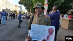 A vendor sells souvenirs during the pope's visit to Washington, Sept. 23, 2015 (R. Green/VOA)
