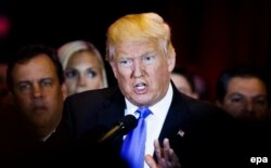 បេក្ខជនប្រធានាធិបតីគណបក្សសារធារណរដ្ឋលោក Donald Trump ថ្លែងពីការឈ្នះ ការបោះឆ្នោតបឋមនៅរដ្ឋ Connecticut រដ្ឋ Delaware រដ្ឋ Marlyland រដ្ឋ Pennsylvania និងរដ្ឋ Rhode Island នៅអគារ Trump Tower ក្នុងបូរី New York ស.រ.អា កាលពីថ្ងៃទី២៦ ខែមេសា ឆ្នាំ២០១៦។ EPA/JUSTIN LANE
