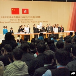 候选人、选委会和市民在场监督特首选举点票过程