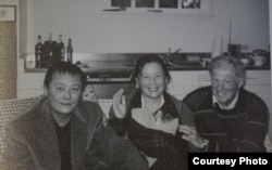 历史照片： 魏京生抵达美国时与伯恩斯坦合影，中为魏京生的妹妹魏姗姗