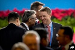 川普总统的特别助理兼国家安全委员会负责东亚事务的博明（中，Matt Pottinger）在北京参加 “一带一路”国际合作高峰论坛开幕式（2017年5月14日）。博明曾经担任华尔街日报驻北京记者，后来参加美国海军陆战队。