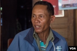 អ៊ុំ អឿង មិត្តភ័ក្តរបស់ អឿត អាង ជនសង្ស័យបាញ់សម្លាប់លោក កែម ឡី និយាយជាមួយ VOA កាលពីថ្ងៃសៅរ៍ ទី១៧ ខែកក្កដា ឆ្នាំ២០១៦។ (ឡេង ឡែន/VOA)