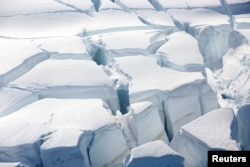 Gletser di Teluk Bulan Sabit, Antartika, 18 Februari 2018. (Foto: Reuters)
