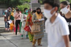 Warga antre untuk mendaftarkan nama mereka untuk tes Covid-19 di rumah sakit pemerintah di Jammu, India, Selasa, 15 September 2020.