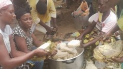 Les femmes préparent les tranches de chikwangue à la cantine scolaire, Mindouli, le 5 mars 2020. (VOA/Arsène Séverin)