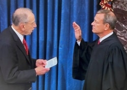 ក្នុង​រូបថត​ថត​ពី​វីដេអូ​ផ្សាយ​ពី​ក្នុង​សាល​ព្រឹទ្ធសភា​សហរដ្ឋ​អាមេរិក​កាល​ពី​ថ្ងៃ​ព្រហស្បតិ៍​ទី​ ១៦ ខែ​មករា ឆ្នាំ​២០២០ លោក Chuck Grassley សមាជិក​ព្រឹទ្ធសភាពី​គណបក្ស​សាធារណរដ្ឋធ្វើការស្បថ​ប្រធាន​តុលាការ​កំពូល​លោក John Roberts ឲ្យ​ចូល​តួនាទី​ជា​ប្រធាន​នៃ​ដំណើរការ​កាត់ទោស​ដក​តំណែង​ប្រធានាធិបតី ដូណាល់ ត្រាំ (Donald Trump) នៅ​ព្រឹទ្ធសភា​សហរដ្ឋ​អាមេរិក។