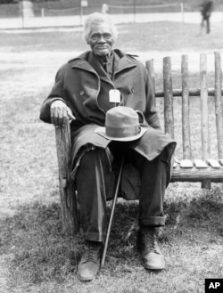 "Uncle" Demus Taylor of Moore County, N.C., age 113, was awarded first prize as they oldest former slave, at ending Old Slave Day, a feature of the Spring Blossom Festival at Southern Pines, N.C., April 14, 1934