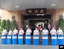 台湾警察出动保卫立法院