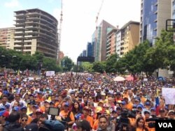 Demonstrators attend an anti-government rally in Caracas to protest against Venezuelan President Maduro, July 9, 2017. (A. Algarra/VOA)