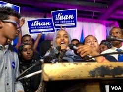 Oraliq saylovlarda g'olib chiqib, Kongressga kirishi kutilayotgan minnesotalik musulmon ayol Ilhan Umar (markazda)