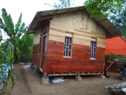 Model Huntara yang dibangun dengan pendekatan Individual shelter oleh Yayasan Sayangi Tunas Cilik di desa Sungku, Kecamatan Kulawi, Kabupaten Sigi, Sulawesi Tengah. (Foto: Dewi Sri Sumanah/Save the Children Indonesia)