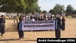 Une manifestation des victimes de l'ancien président tchadien Hissein Habré, le 18 novembre 2018. VOA / André Kodmadjingar