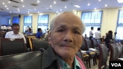 លោក ប៊ូ ម៉េង តំណាងដើមបណ្តឹងរដ្ឋប្បវេណី ប្រាប់ VOA ក្នុងវគ្គបណ្តុះបណ្តាលគ្រូមូលដ្ឋាន និងសាស្រ្តាចារ្យសាកលវិទ្យាល័យ ស្តីពីការបង្រៀនប្រវត្តិសាស្រ្តខ្មែរក្រហមនៅកម្ពុជា នាថ្ងៃទី២៥ ខែកក្កដា ឆ្នាំ២០១៧។ (កាន់ វិច្ឆិកា/VOA)