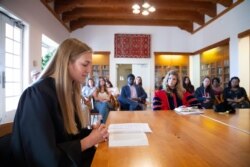 Siswa menonton teman sekelas mereka memberikan presentasi lisan di St. John's College di Santa Fe, New Mexico. (Foto: Courtesy)