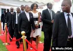 Retired general Constantino Chiwenga and Defense Minister Kembo Mohadi arrive at the State House to take oaths of office as Zimbabwe's vice presidents, Harare, Zimbabwe, Dec. 28, 2017.