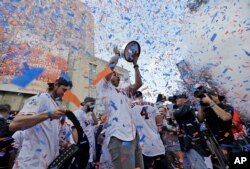 지난해 11월 월드시리즈에서 우승한 휴스턴 애스트로스의 유격수 카를로스 코레아가 팀원들과 함께 승리를 축하하고 있다.