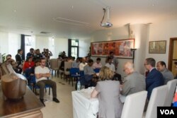 មន្ត្រី​ជាន់​ខ្ពស់​របស់​សហភាព​អ៊ឺរ៉ុប​បាន​ផ្តល់​សន្និសិទ​កាសែត​មួយ​ស្តី​អំពី​ប្រតិកម្ម​របស់​ខ្លួន​ទៅ​លើ​សេចក្តី​ព្រាង​ច្បាប់​ស្តី​អំពី​សមាគម និង​អង្គការ​មិន​មែន​រដ្ឋាភិបាល​កាល​ពី​ថ្ងៃ​សុក្រ ទី២២ ខែឧសភា ឆ្នាំ២០១៥។ (រូបថត៖ នៅ វណ្ណារិន/ VOA Khmer)