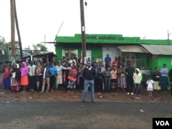 People waiting for the Pope in Kangemi, Nov. 27, 2015. (J. Craig/VOA)