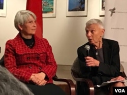 戴维森学院政治学教授雪丽(左)和迈阿密大学政治学教授金德芳(美国之音方冰拍摄)