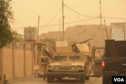 Soldiers fire mortars over a wall where Islamic State militants retreated back to a few days prior to Dec. 2, 2016 in Mosul, Iraq. (H.Murdock/VOA)