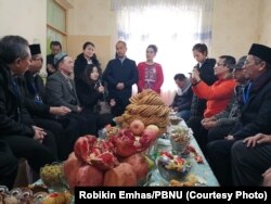 Warga Muslim-Uighur menyambut kedatangan sebagian delegasi Indonesia di rumah mereka dengan menghadirkan jamuan khas Xinjiang dan buah-buahan segar saat kunjungan yang dimulai 18 Februari 2019. (Foto: Robikin Emhas/PBNU)