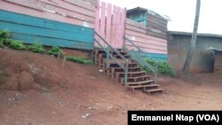 Une école primaire privée autorisée à fonctionner au quartier Tsinga à Yaoundé, 17 août 2017. (VOA/Emmanuel Ntap).
