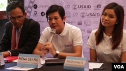 លោក សៀង ម៉េង អនុប្រធាន គម្រោងប្រយុទ្ធប្រឆាំងអំពើជួញដូរមនុស្សនៅកម្ពុជា នៃអង្គការវីនរ៉ក់អន្តរជាតិ ថ្លែងនៅក្នុងសន្និសិទសារព័ត៌មាននៅថ្ងៃសុក្រទី០៨ ខែកក្ដដា ឆ្នាំ ២០១៦ នៅរាជធានីភ្នំពេញ។ (ឡេង ឡែន/VOA)