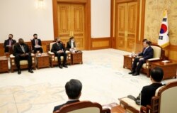 Presiden Korea Selatan Moon Jae-in berbicara dengan Menteri Pertahanan AS Lloyd Austin dan Menteri Luar Negeri AS Antony Blinken selama pertemuan di Gedung Biru Kepresidenan di Seoul, Korea Selatan, 18 Maret 2021. (Foto: REUTERS/Kim Hong-Ji)